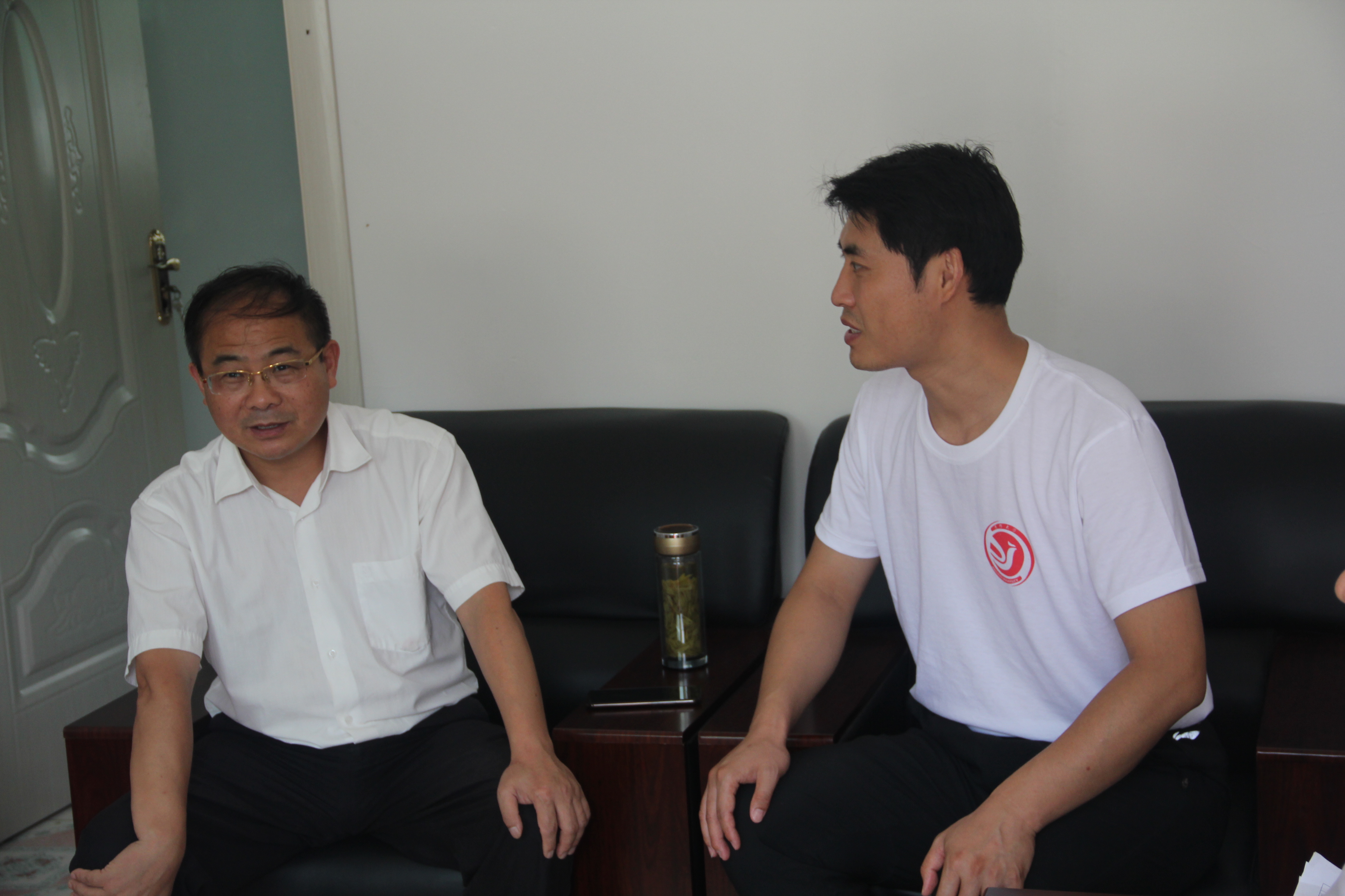 斛山乡党委副书记,乡长李行(左一)